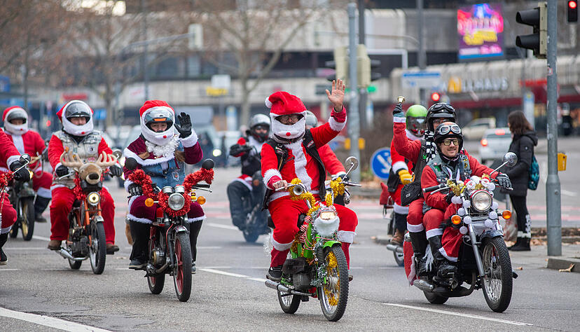 Mofa-Nikoläuse bringen weihnachtliche Stimmung in die Heilbronner Innenstadt. Mofa-Nikoläuse bringen weihnachtliche Stimmung in die Heilbronner Innenstadt.
