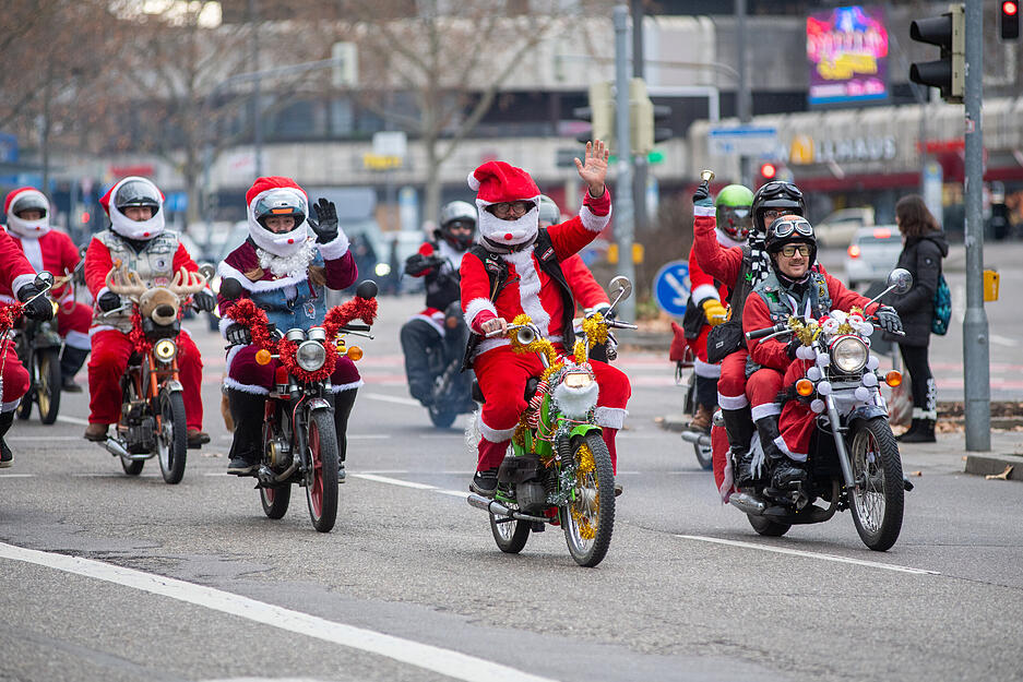 Mofa-Nikoläuse bringen weihnachtliche Stimmung in die Heilbronner Innenstadt. Mofa-Nikoläuse bringen weihnachtliche Stimmung in die Heilbronner Innenstadt.